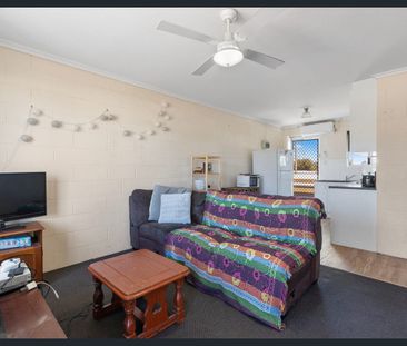 Light & bright 2 bedroom unit in a convenient location - Photo 2