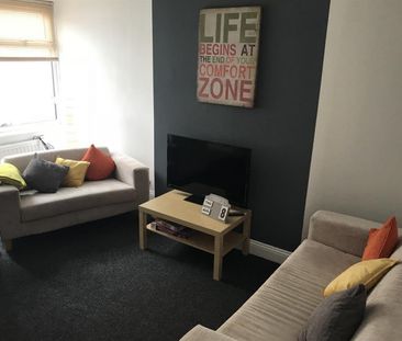 4 bedroom Flat To Let - Photo 2