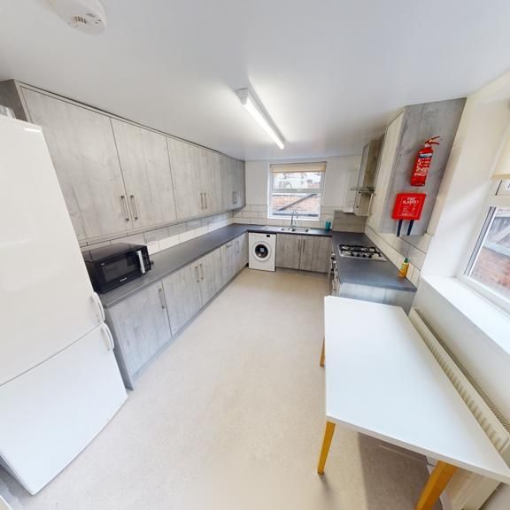 5 bedroom semi-detached house to rent - Photo 1