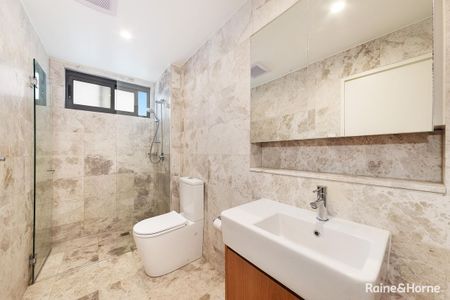 GROUND FLOOR APARTMENT WITH ENORMOUS HOUSELIKE COURTYARD! - Photo 5