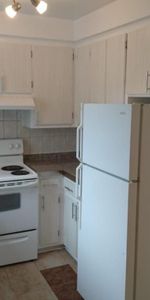 4 1/2 TOUT RÉNOVÉ, CHAUFFAGE ET EAU CHAUDE INCLUS, DISPONIBLE MAINTENANT - Photo 3