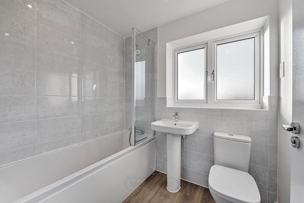 4 bedroom end of terrace house to rent - Photo 1