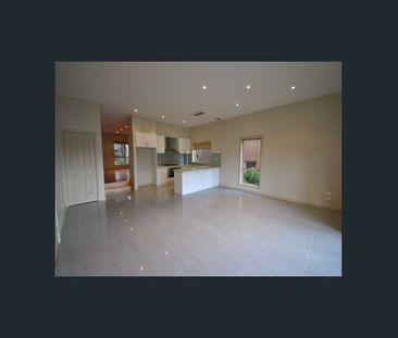 LARGE FAMILY SIZED TOWNHOUSE - Photo 1