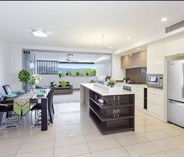 ONE WEEK FREE RENT! Fully Furnished nearly new townhouse ready to move in!!! Close to UQ!!! - Photo 1