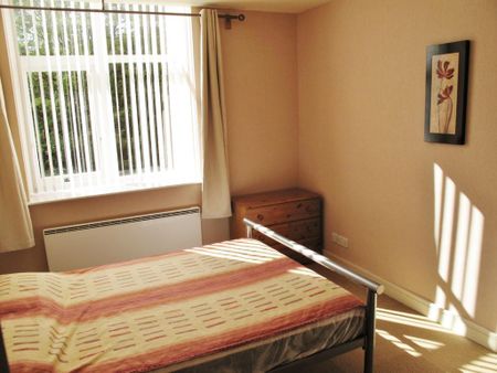 2 bedroom ground floor flat to rent - Photo 2