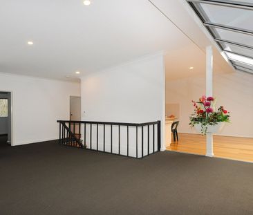 FAMILY HOME WITH DOUBLE GARAGE - Photo 2
