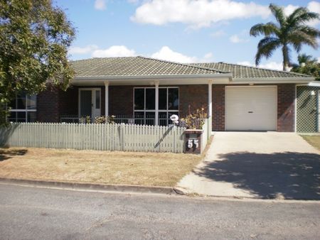 Large brick family home - close to shopping complex and University - Photo 4