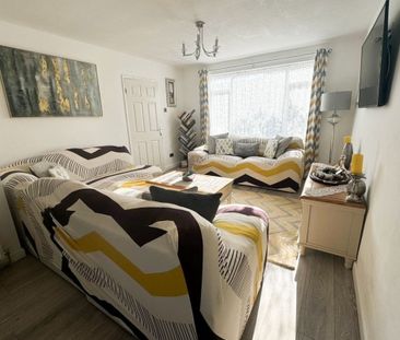 Lyndhurst Close - Photo 2