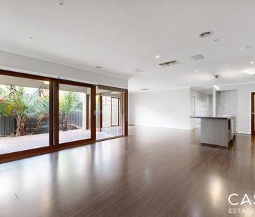 112 Selandra Boulevard, Clyde North - Photo 2