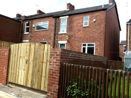 3 bedroom end of terrace house to rent - Photo 4