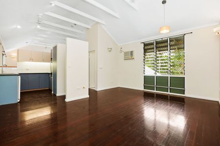 ELEVATED 3 BEDROOM TOWN HOUSE IN PRIME LOCATION - Photo 2