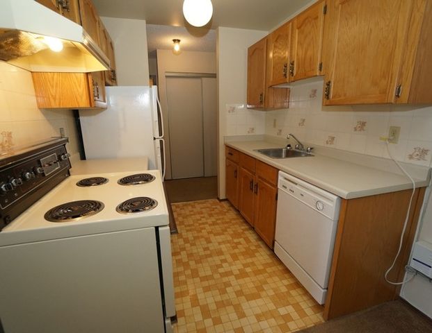 Sunset Manor | 1304 1 Ave., Wainwright - Photo 1