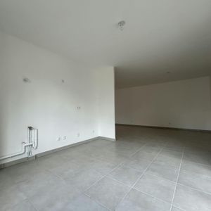 Bron : Beau T3 neuf avec cuisine aménagée, loggia et parking - Photo 3