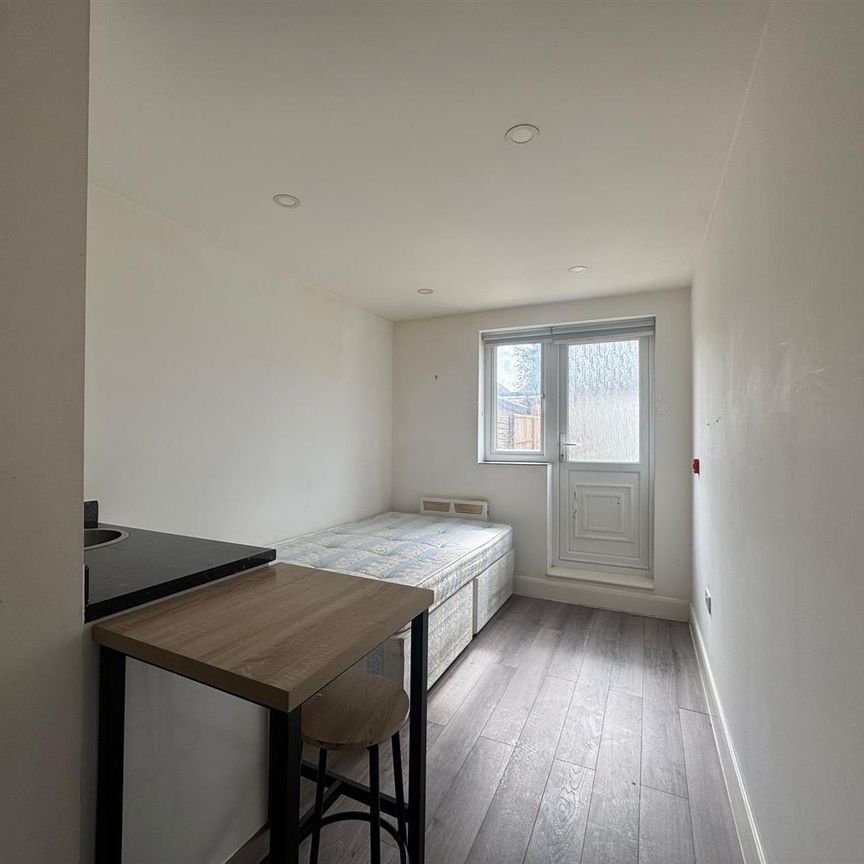 Stuart Crescent, Hayes UB3, London - Photo 1
