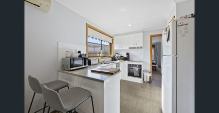 BRIGHT & COMFORTABLE UNIT WITH PRIVATE YARD - Photo 3