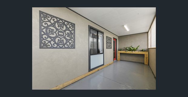 Private residence with large barn shed - Photo 1