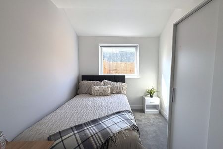 Refurbished Room – Private Bathroom - Photo 2