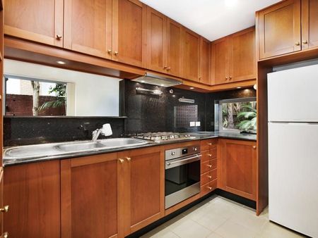 Private three bedroom townhome - Photo 3