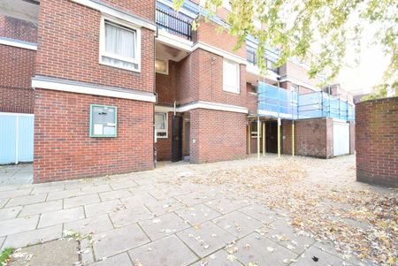 Room in a Shared House, Benham Close, SW11 - Photo 5