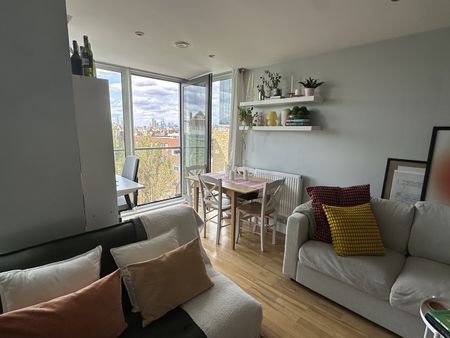 2 Bed Flat, The Crescent, SE8 - Photo 4