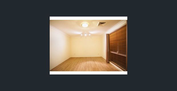 Three-bedroom house with pool close to schofields train station - Photo 1