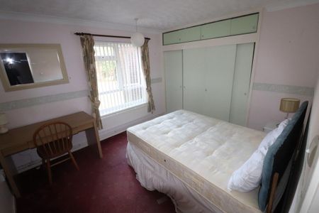 3 bedroom flat to rent - Photo 2