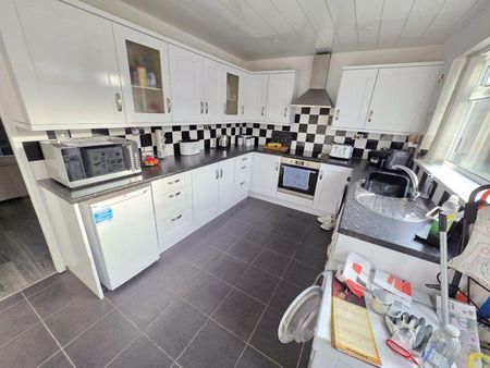 2 bedroom semi-detached house to rent - Photo 3