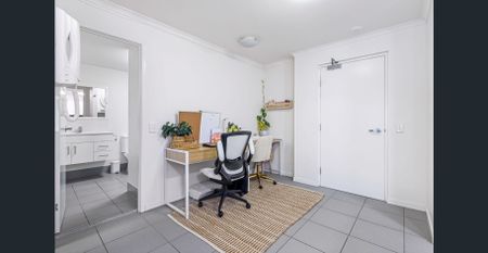 EXECUTIVE STYLE - TOP FLOOR - 2 BEDROOM APARTMENT - Photo 4