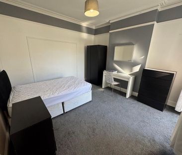 1 bedroom in a house share to rent - Photo 2