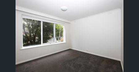 Renovated 3 bedroom apartment in heart of Malvern - Photo 2