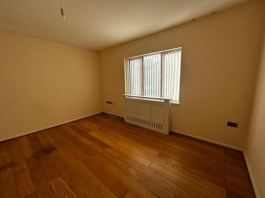 Queens Court, Neath - Photo 1