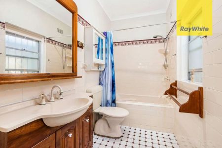 Spacious 3-Bedroom, 1-Bathroom Home - Photo 2