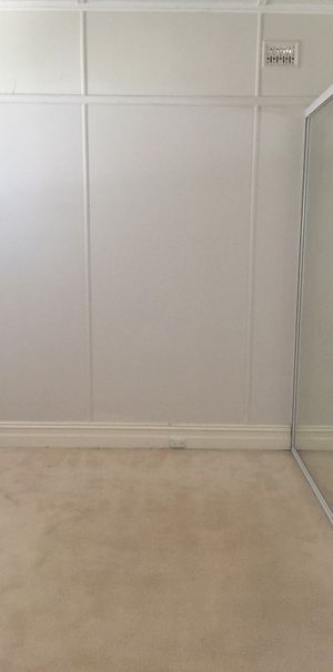 For Rent - One Bedroom Semi House with Parking - Photo 1