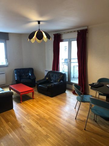 Location Appartement 3 pièces 71m² LYON 3ème - Photo 2