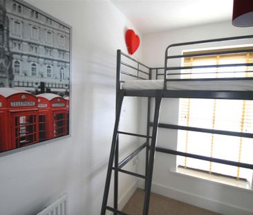 3 bedroom end of terrace house to rent - Photo 2