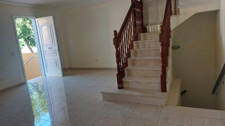 Large townhouse with three bedrooms, two bathrooms and a toilet, large garage. Without furniture - Foto 2