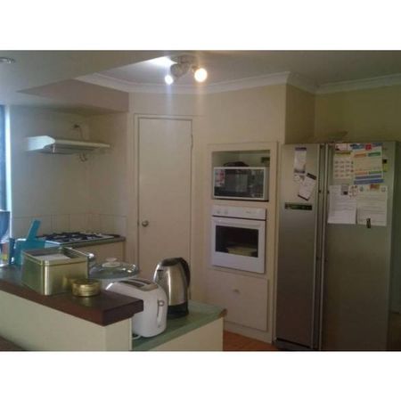 Furnished Room rental with only walking distance to Curtin Uni & Amenities! - Photo 4