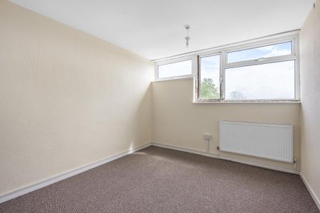 3 bedroom flat to rent - Photo 3