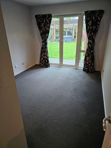 Spacious 4BR family haven with new ext - Photo 2