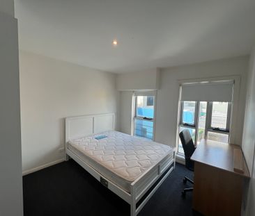 Fully Furnished 2-Bedroom Apartment in Melbourne’s Vibrant Hub - Photo 3