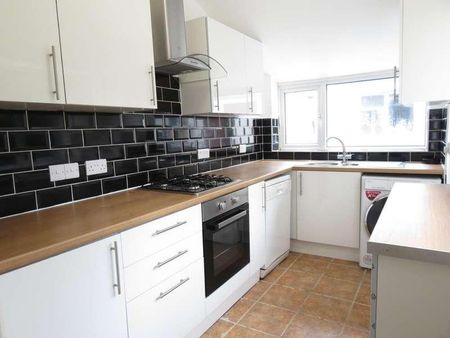Bedroom Detached House In Charminster, BH8 - Photo 3