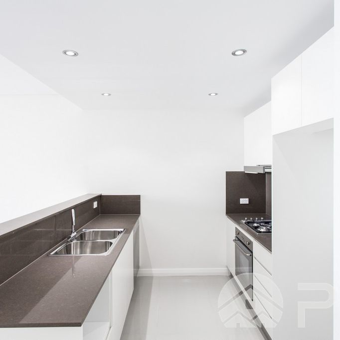 Split Level, Contemporary Apartment, Quiet Location - Photo 1