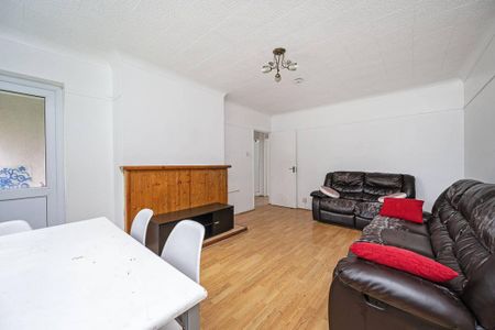 4 bedroom flat to rent - Photo 2