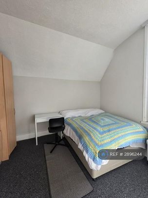 1 bedroom in a flat share to rent - Photo 1