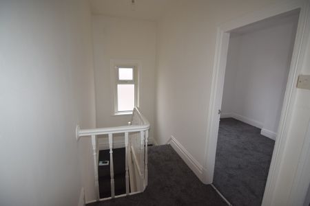 To Let 3 Bed Mid Terraced House - Photo 2