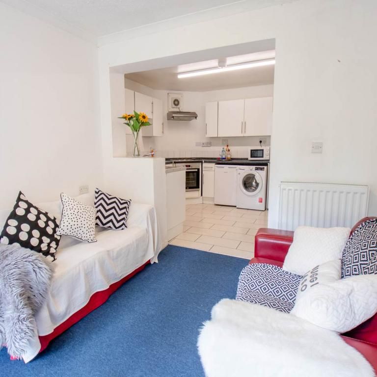 6 bedroom house to rent - Photo 1