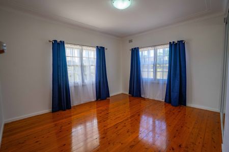 Beautifully Renovated Family Home in Sought-After Merewether Heights - Photo 4