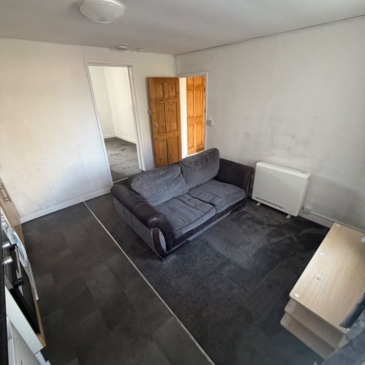 Studio Flat, Victoria Road, CH42 - Photo 1