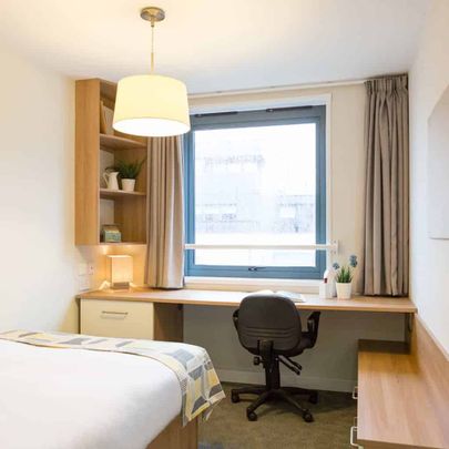 Bronze En-Suite (Extra Large) - Standard View | Mid Level - Photo 1