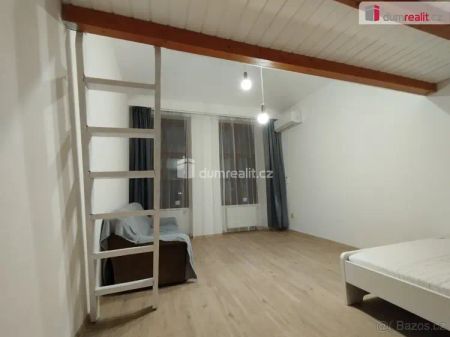 Pěkný útulný byt 2+kk v přízemí pavlačového domu v Praze na Smíchově - Фото 3